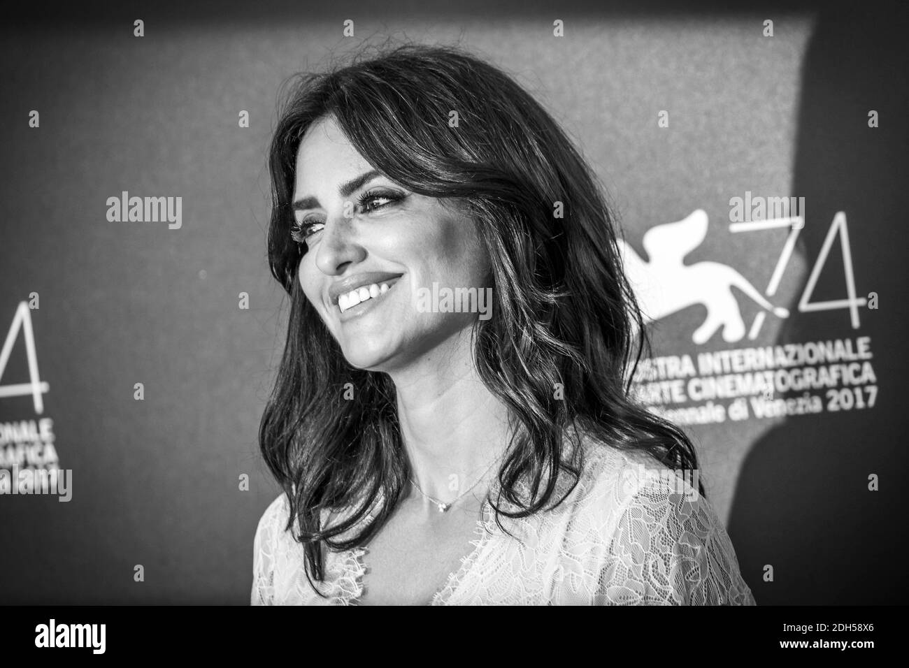 Penelope Cruz si pone durante la fotocellula del film 'loving Pablo' al 74a Festival Internazionale del Cinema di Venezia (Mostra), Venezia, il 6 settembre 2017. Foto di Marco Piovanotto/ABACAPRESS.COM Foto Stock