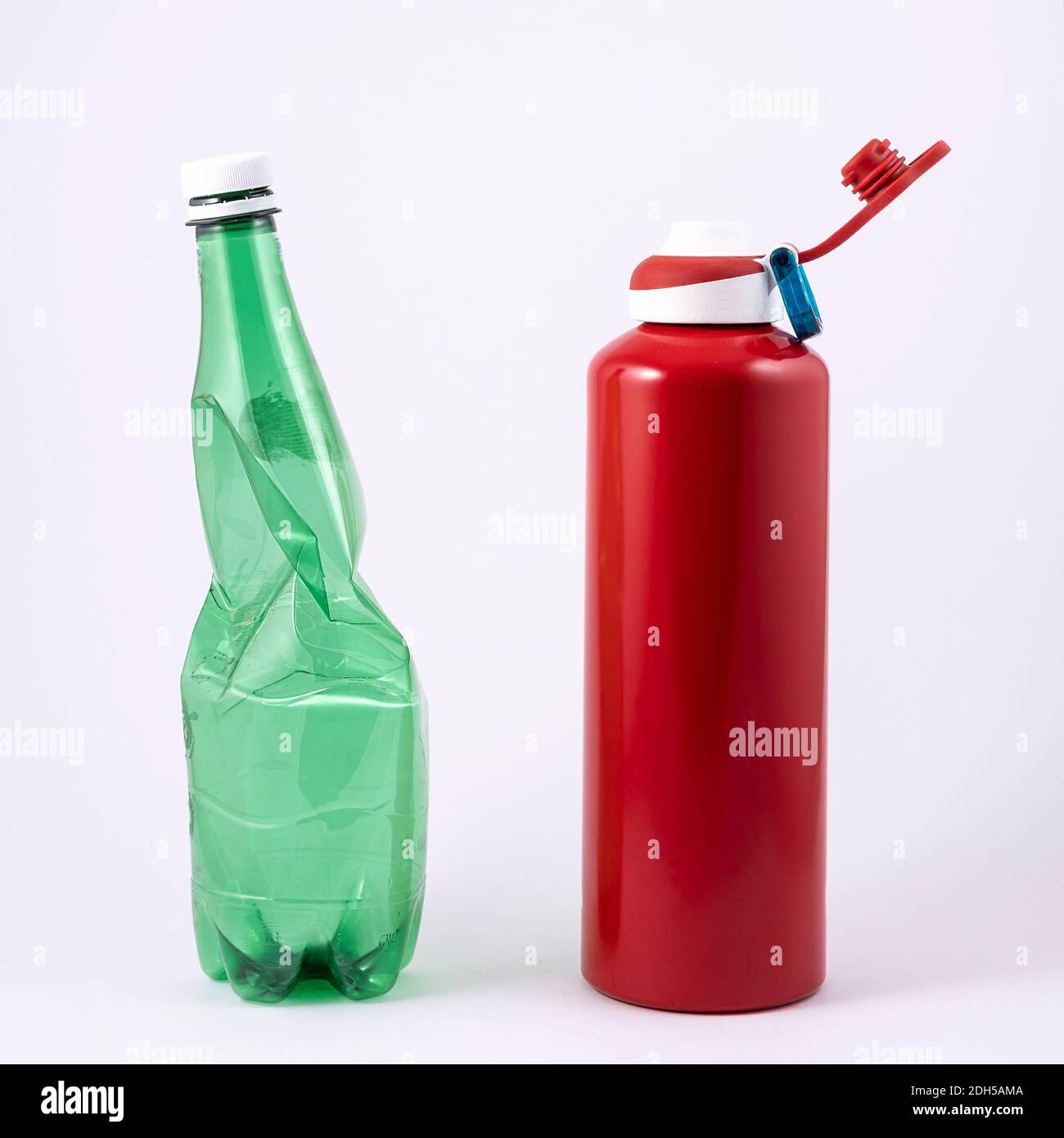 la scelta ecologica: dalla bottiglia di plastica alla bottiglia di alluminio riutilizzabile. Foto Stock