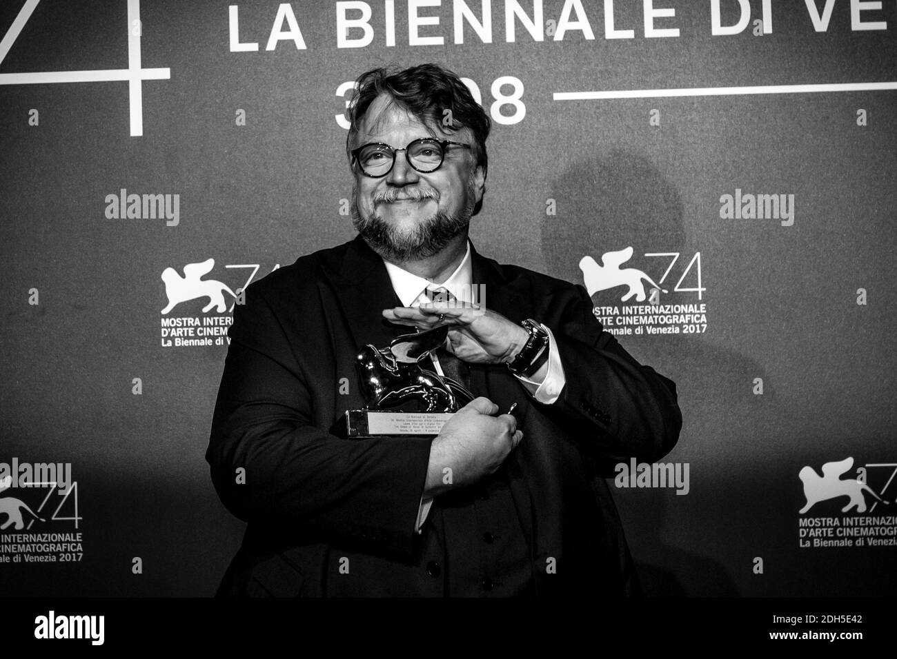 Guillermo del Toro si pone con il Leone d'Oro per il miglior Film Award per 'la forma dell'acqua' al Premio vincitori fotocellula chiudendo il 74a Festival del Cinema di Venezia al Sala Casino il 9 settembre 2017 a Venezia, Italia. Foto di Marco Piovanotto/ABACAPRESS.COM Foto Stock