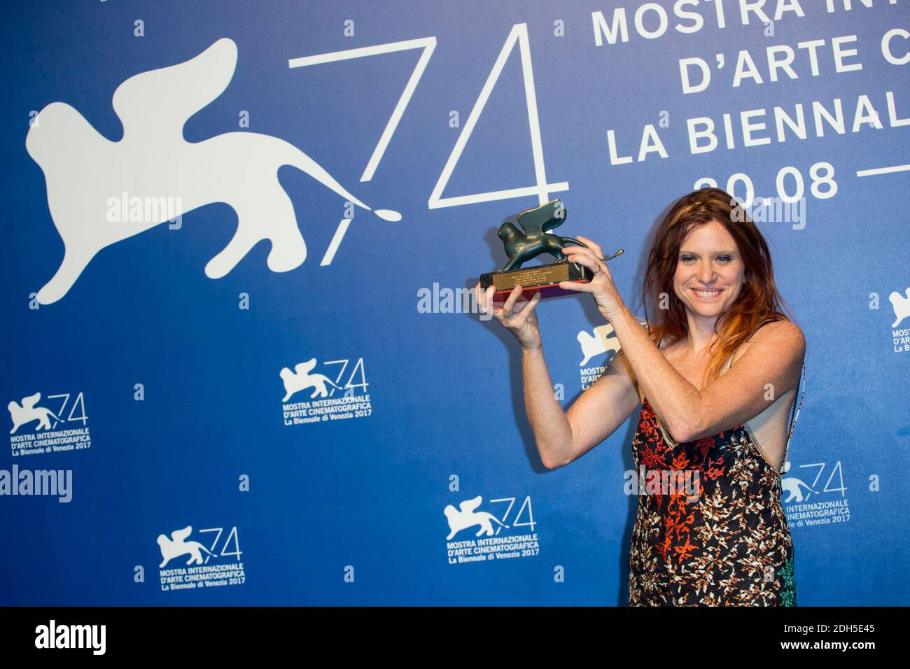 Susanna Nicchiarelli si presenta con il Premio orizzonti per il miglior film per 'Nico, 1988' al Premio vincitori fotocellula che chiude il 74a Festival del Cinema di Venezia al Sala Casino il 9 settembre 2017 a Venezia. Foto di Marco Piovanotto/ABACAPRESS.COM Foto Stock