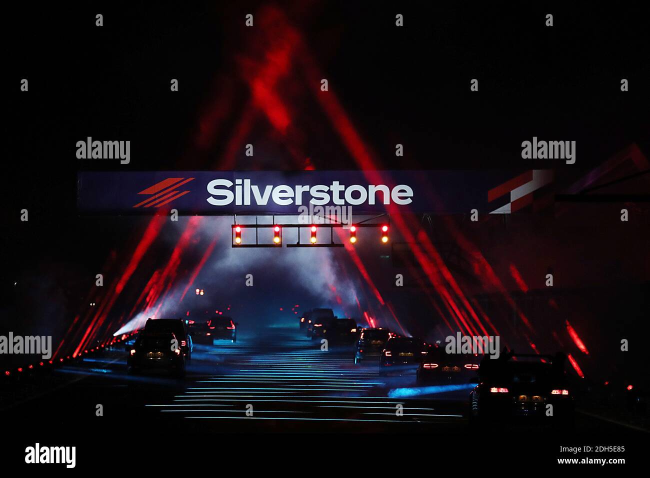 Silverstone, Northamptonshire. 9 dicembre 2020. Jakob Ebrey/Alamy Live News. Per la prima volta i membri del pubblico si sono recati sul circuito del Gran Premio di Silverstone per provare un'esperienza a tema natalizio con uno spettacolo laser e di luci. Credit: Jakob Ebrey/Alamy Live News Foto Stock