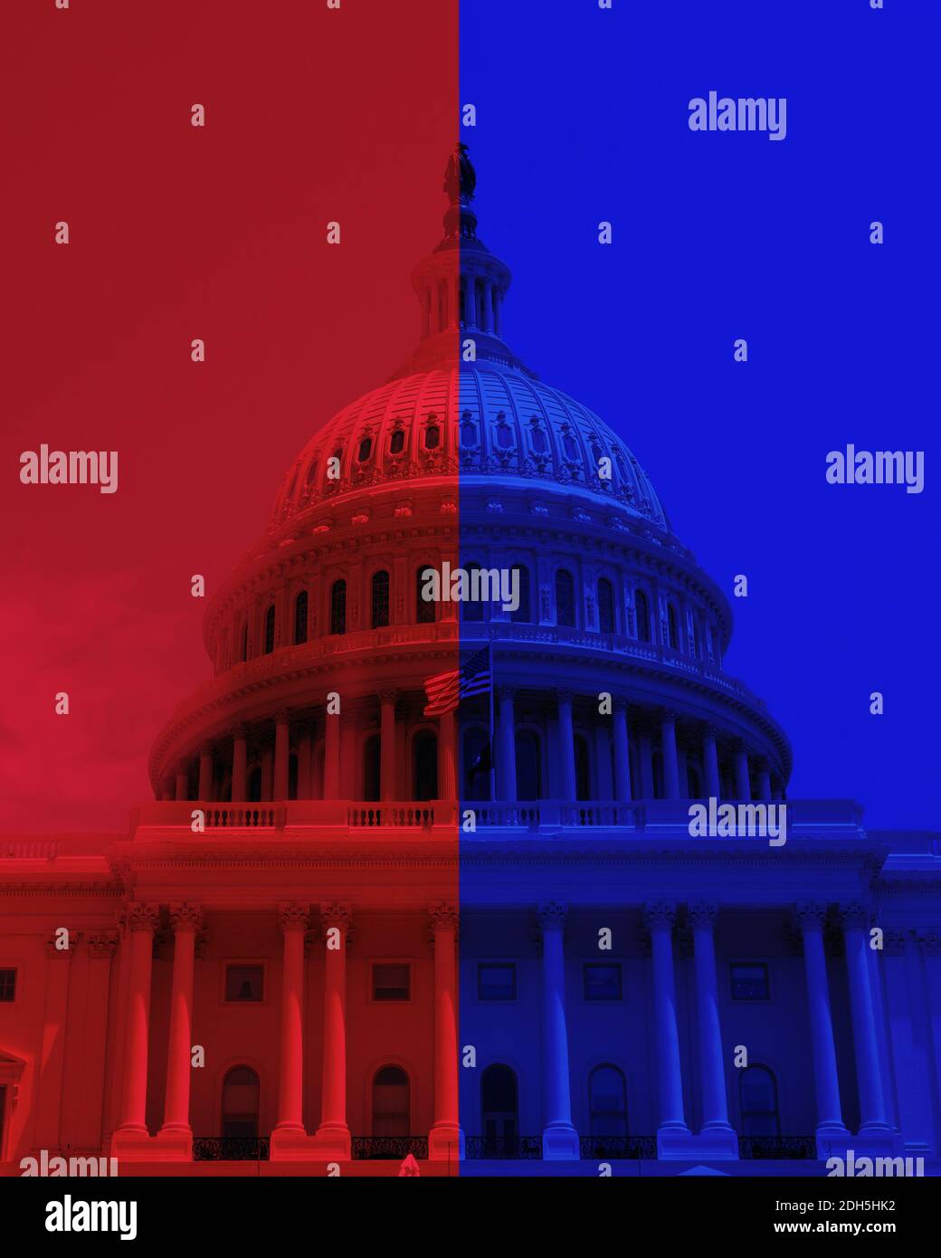 La cupola del Campidoglio degli Stati Uniti a Washington DC con un mezzo repubblicano Rosso e blu democratico Foto Stock