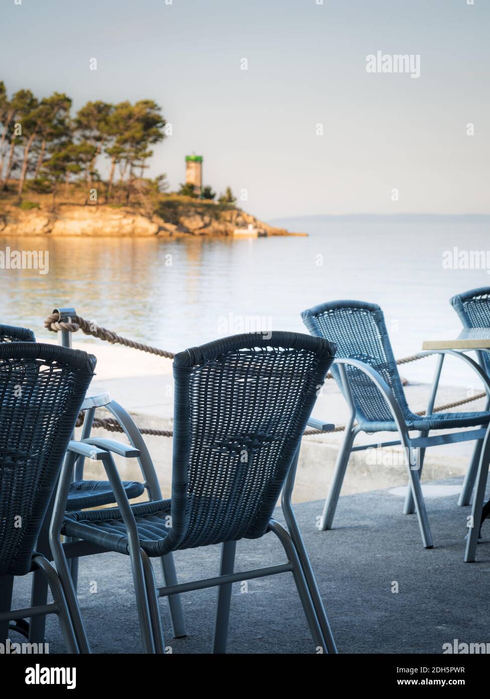 Sedia e tavolo presso un bar sulla spiaggia di Rab Croazia Foto Stock