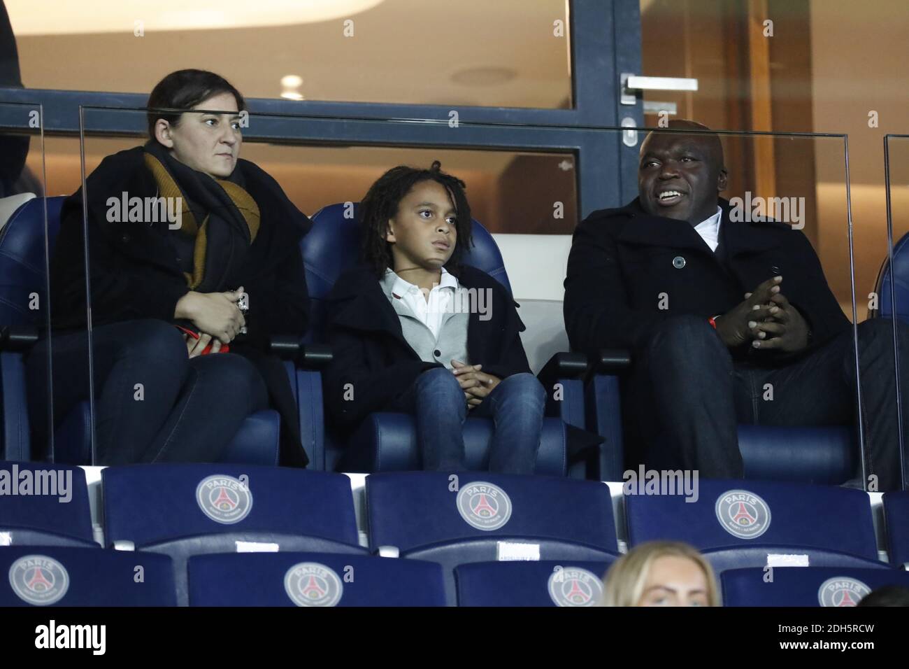 Famiglia Kylian Mbappe di PSG: Da sinistra a destra con la madre Fayza Lamari, fratello Ethan e padre Wilfried durante la prima partita di calcio della Lega francese, PSG vs Lione a Parc des Princes, Francia, il 17 settembre 2017.PSG ha vinto 2-0. Foto di Henri Szwarc/ABACAPRESS.COM Foto Stock