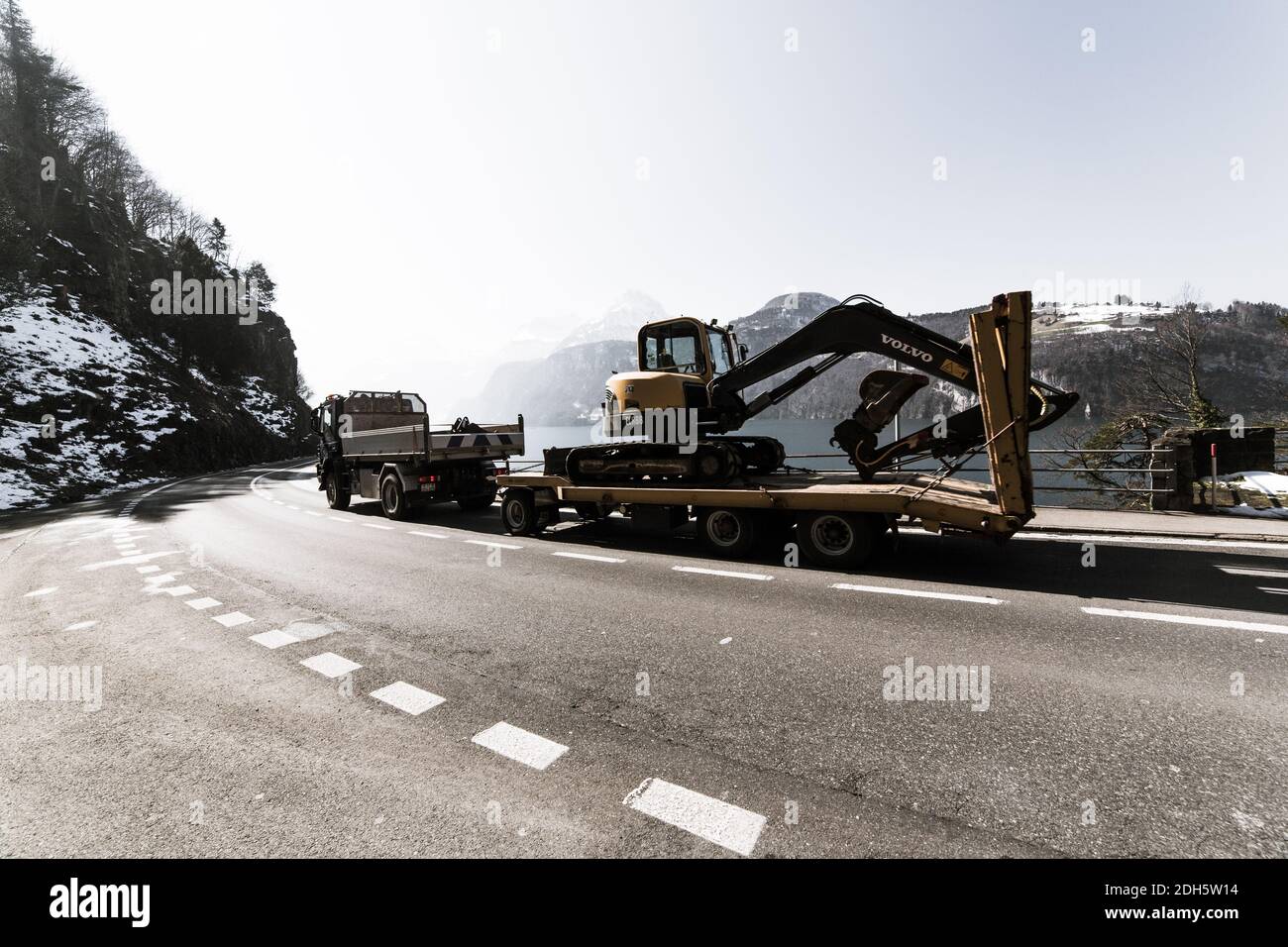 NO WEB/NO APPS - Vista generale della strada che costeggia il lago dei quattro Cantoni in Svizzera nel marzo 2016. La strada attraversa le Alpi svizzere e il traffico intenso - soprattutto quello dei camion - è molto intenso. Rappresenta un fattore di inquinamento per la popolazione locale e minaccia l'ecosistema alpino. Il tunnel di base del Gottardo (GBT) è un tunnel ferroviario che attraversa le Alpi in Svizzera. Il primo giugno 2016 è stato aperto e il 11 dicembre 2016 è stato avviato il servizio completo. Con una lunghezza del percorso di 57.09 km e un totale di 151.84 km di gallerie, alberi e passaggi, è il tunnel di traffico più lungo e profondo del mondo Foto Stock