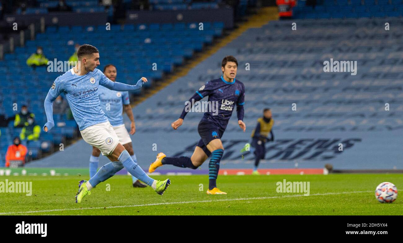 Manchester, Regno Unito. 10 dicembre 2020. Il Ferran Torres (1st L) di Manchester City segna il primo goal durante la partita della UEFA Champions League tra il Manchester City FC e l'Olympique de Marseille FC allo stadio Etihad di Manchester, in Gran Bretagna, il 9 dicembre 2020. Credit: Xinhua/Alamy Live News Foto Stock