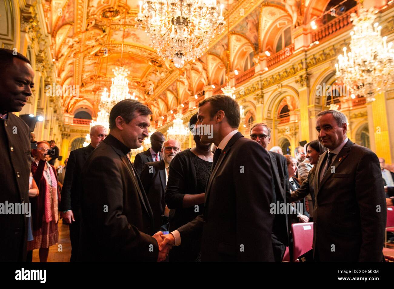 Il Presidente francese Emmanuel Macron , Presidente della Federazione Protestante di Francia Pastore Francois Clavairoly e Sindaco di Parigi Anne Hidalgo guardano su durante una cerimonia per celebrare il 500° anniversario della riforma Protestante il 22 settembre 2017 all'Hotel de Ville di Parigi. Foto di Romain Gaillard/piscina/ABACAPRESS.COM Foto Stock