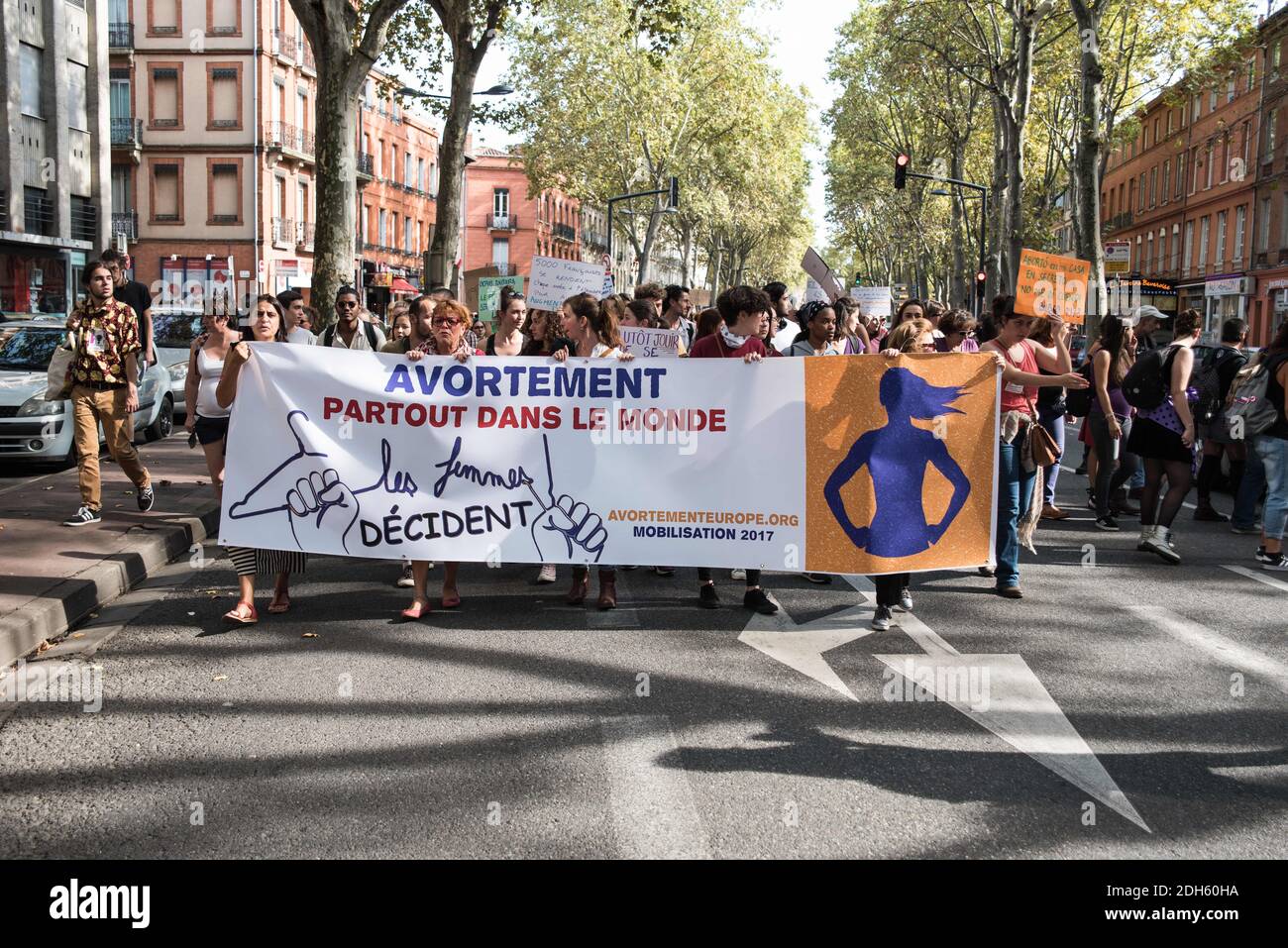 Manifestation pour le droit à l'IVG (interruption volontaire de grossesse) le 23 septembre à Toulouse, Francia : environ 300 personnes avaient répondu à l'appel d'associations (Avortement les Femmes déinterestion France-Sud, NPA-Jeunes Toulouse, cgt Chu Toulouse, Solidaires Etudiant-e-s, ÉtudiantEs des Femmes, Toulouse, Francia, Méditions des Méries des Méries, Toulouse, Méditions des Méries des Méries, Toulouse, Francia,   Jeunes communistes de Haute-Garonne - MJCF 31, Sud santé sociaux Haute Garonne), en préparation du Grand rassemblement européen prévu le 28 septembre 2017, journée internationale du droit à l'avortement, Foto di Patrick Batard/ABACApr Foto Stock