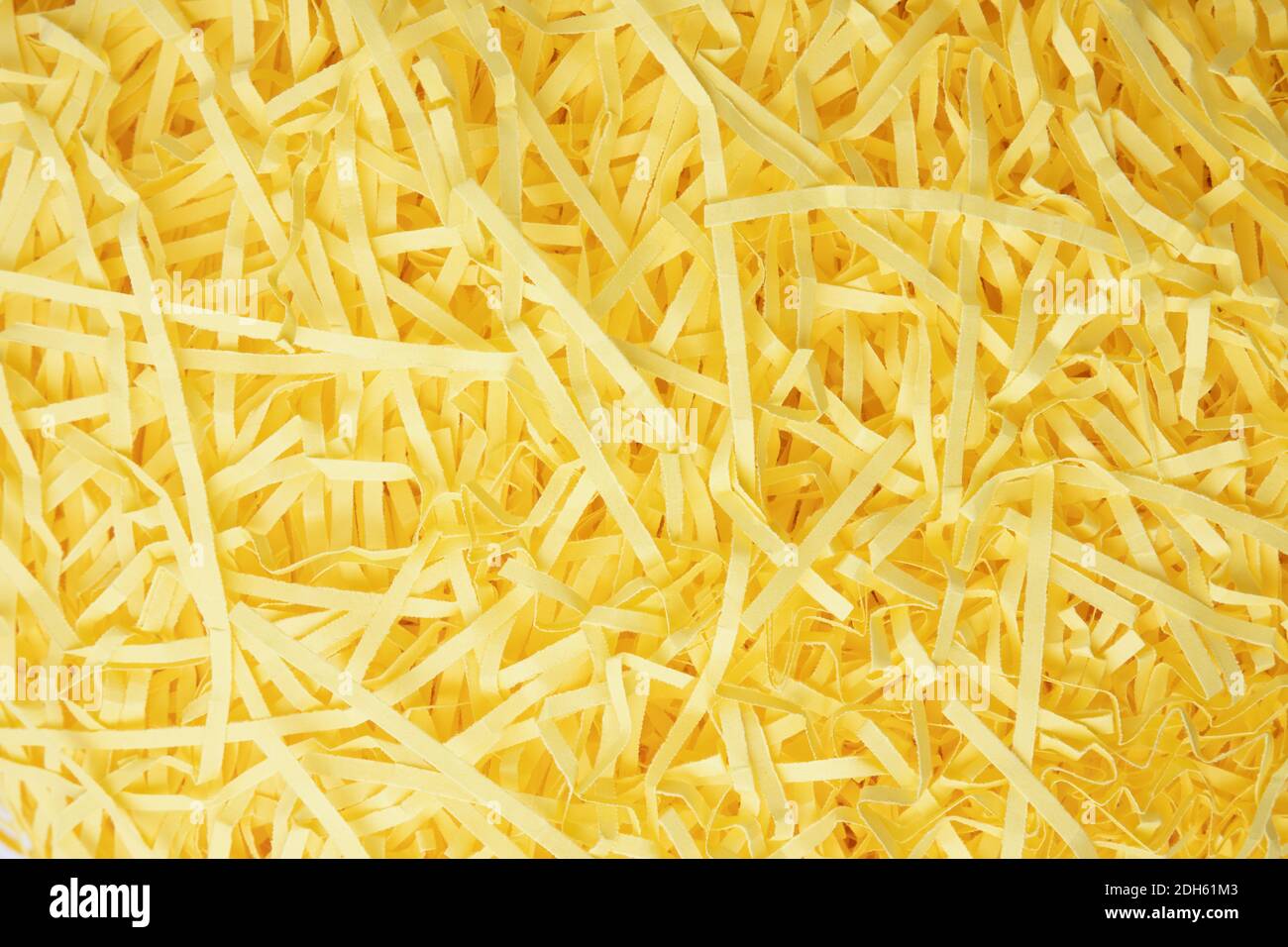 Sfondo astratto con strisce di carta ondulata di colore giallo brillante. Foto Stock