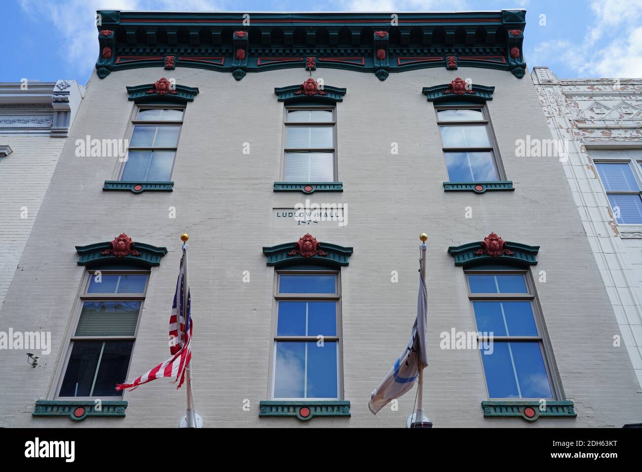 RED BANK, NJ –16 LUG 2020- Vista degli edifici del centro di Broad Street nella città di Red Bank, Monmouth County, New Jersey. Foto Stock