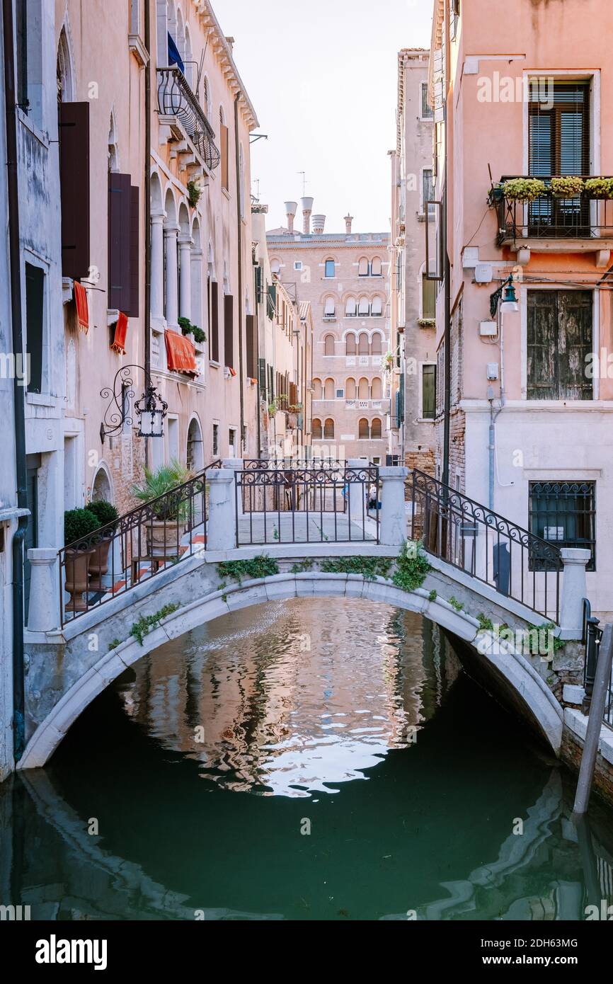 Bella strada veneziana nel giorno d'estate, Italia Venezia Foto Stock