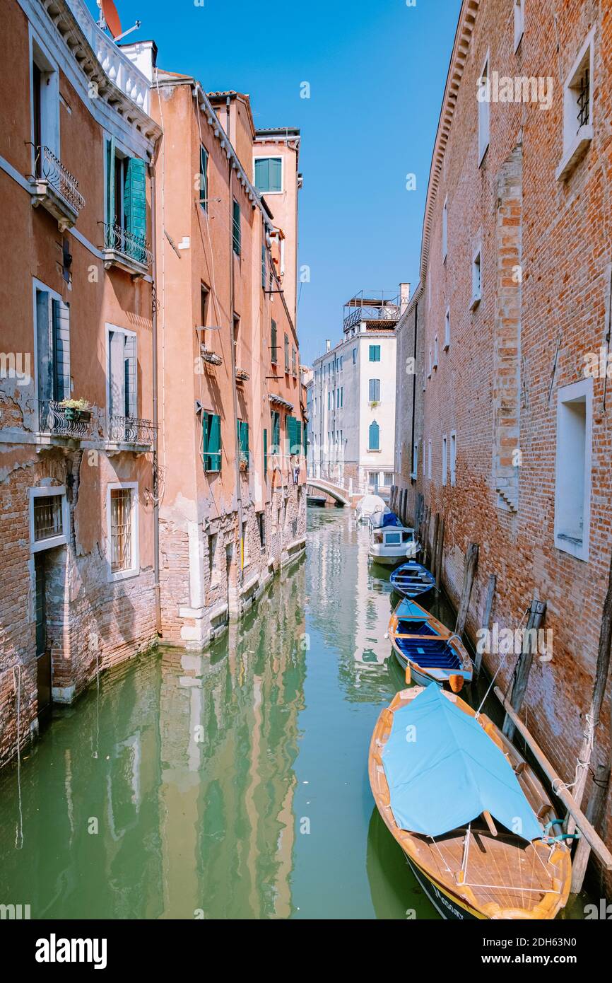 Bella strada veneziana nel giorno d'estate, Italia Venezia Foto Stock