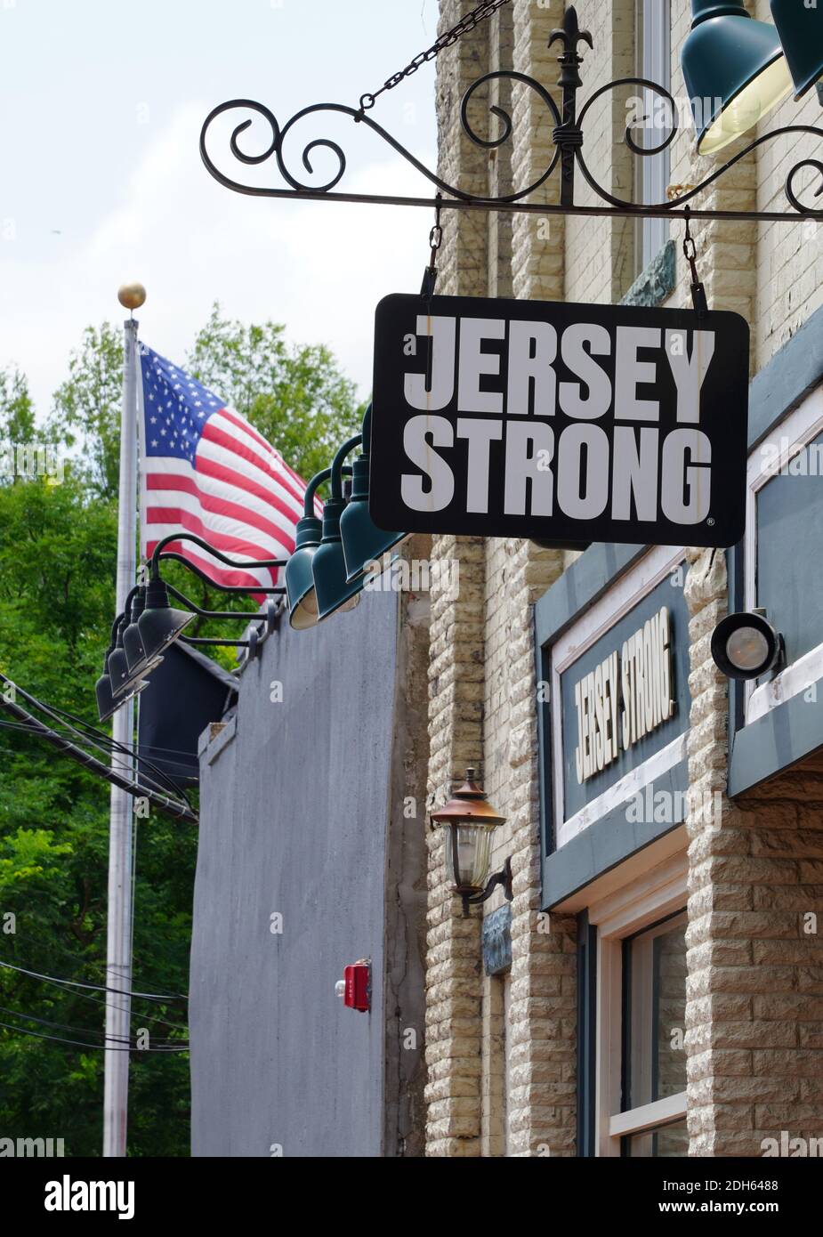 RED BANK, NJ –16 LUG 2020- Vista di un cartello stradale che dice Jersey forte nella città di Red Bank, Monmouth County, New Jersey. Foto Stock
