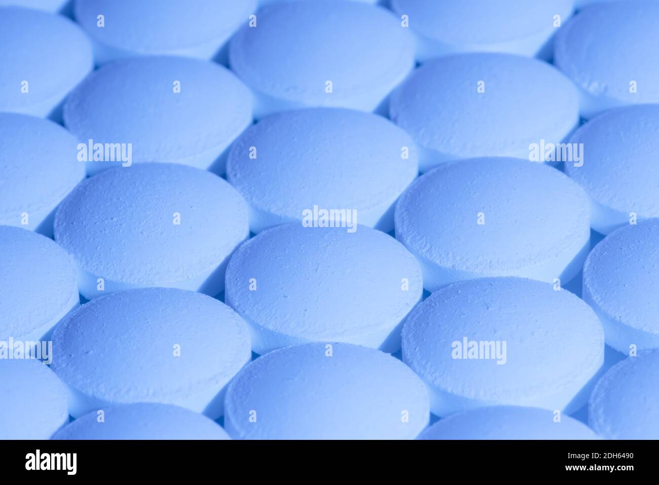 Modello geometrico di pillole mediche rotonde in luce blu Foto Stock
