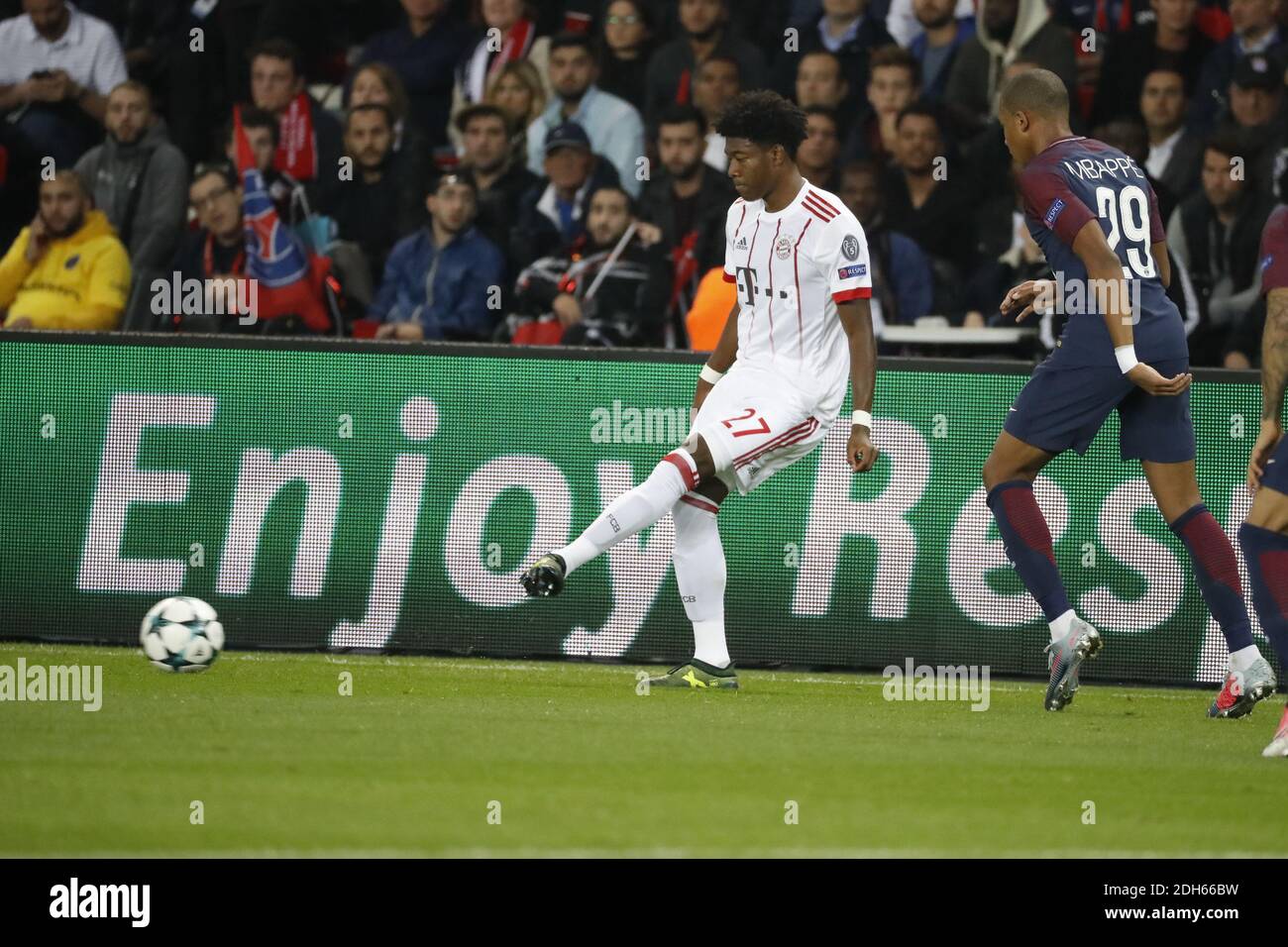 Kylian Mbappe del PSG combatté contro David Alaba di Bayern Munchen durante la UEFA Champions League, partita del gruppo B Paris Saint-Germain (PSG) contro FC Bayern Monaco il 27 settembre 2017 allo stadio Parc des Princes di Parigi, Francia. PSG ha vinto 3-0. Foto di Henri SzwarcABACAPRESS.COM fase di gruppo -Gruppo B- della Champion's League, Parigi-St-Germain vs Bayern Munchen a Parc des Princes, Parigi, Francia, il 27 settembre 2017. PSG ha vinto 3-0. Foto di Henri Szwarc/ABACAPRESS.COM Foto Stock