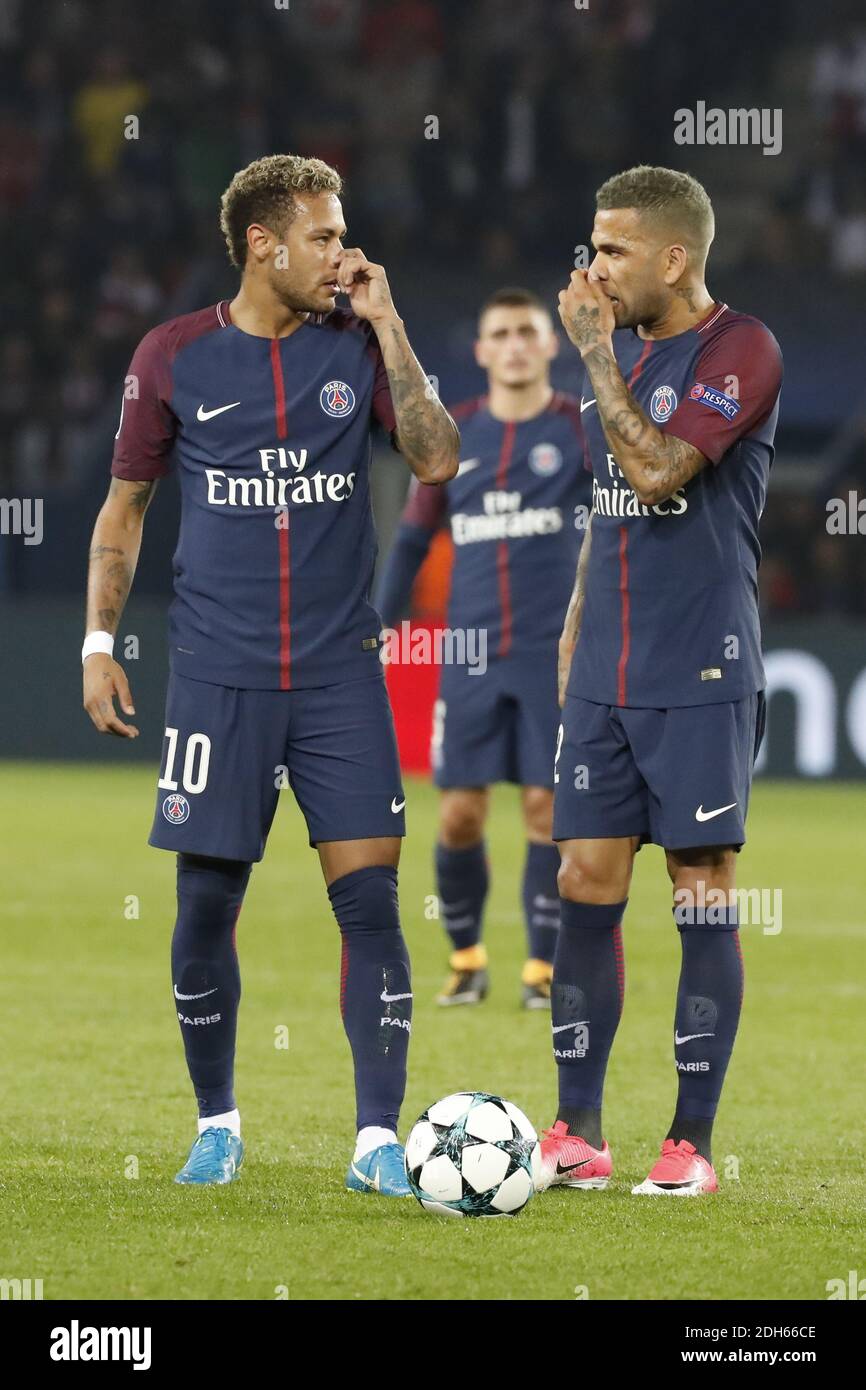 Neymar e Dani Alves della PSG durante la UEFA Champions League, partita del gruppo B Parigi Saint-Germain (PSG) contro FC Bayern Monaco il 27 settembre 2017 allo stadio Parc des Princes di Parigi, Francia. PSG ha vinto 3-0. Foto di Henri SzwarcABACAPRESS.COM fase di gruppo -Gruppo B- della Champion's League, Parigi-St-Germain vs Bayern Munchen a Parc des Princes, Parigi, Francia, il 27 settembre 2017. PSG ha vinto 3-0. Foto di Henri Szwarc/ABACAPRESS.COM Foto Stock