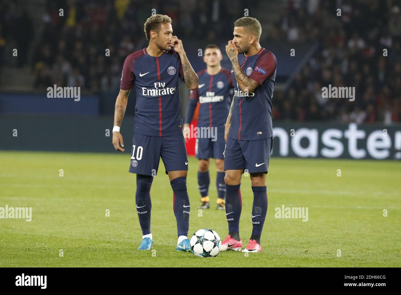 Neymar e Dani Alves della PSG durante la UEFA Champions League, partita del gruppo B Parigi Saint-Germain (PSG) contro FC Bayern Monaco il 27 settembre 2017 allo stadio Parc des Princes di Parigi, Francia. PSG ha vinto 3-0. Foto di Henri SzwarcABACAPRESS.COM fase di gruppo -Gruppo B- della Champion's League, Parigi-St-Germain vs Bayern Munchen a Parc des Princes, Parigi, Francia, il 27 settembre 2017. PSG ha vinto 3-0. Foto di Henri Szwarc/ABACAPRESS.COM Foto Stock