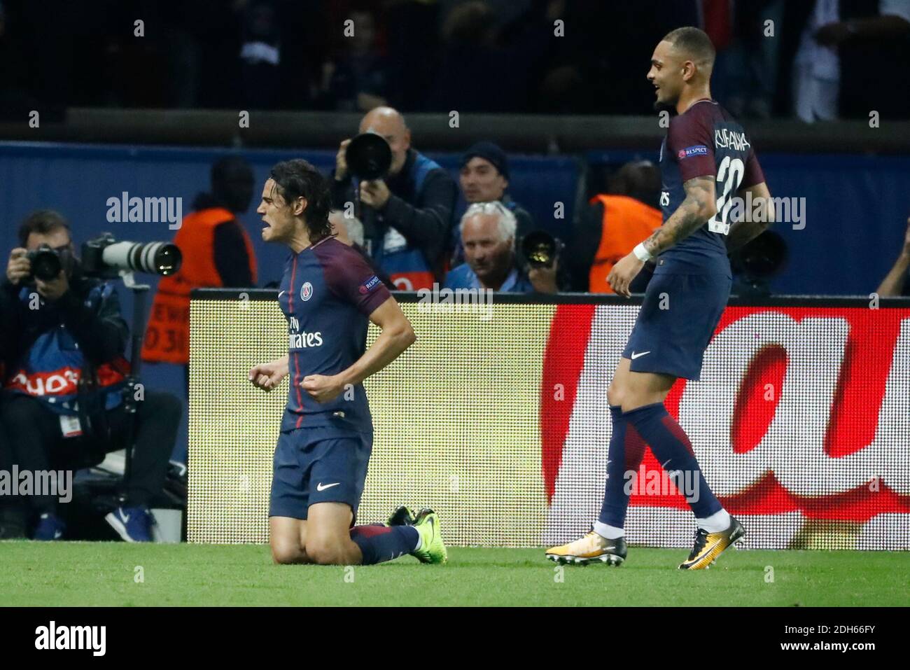 Edinson Cavani del PSG è stato un piacere dopo aver segnato il gol 2-0 durante la UEFA Champions League, partita del gruppo B Paris Saint-Germain (PSG) contro FC Bayern Monaco il 27 settembre 2017 allo stadio Parc des Princes di Parigi, Francia. PSG ha vinto 3-0. Foto di Henri SzwarcABACAPRESS.COM fase di gruppo -Gruppo B- della Champion's League, Parigi-St-Germain vs Bayern Munchen a Parc des Princes, Parigi, Francia, il 27 settembre 2017. PSG ha vinto 3-0. Foto di Henri Szwarc/ABACAPRESS.COM Foto Stock