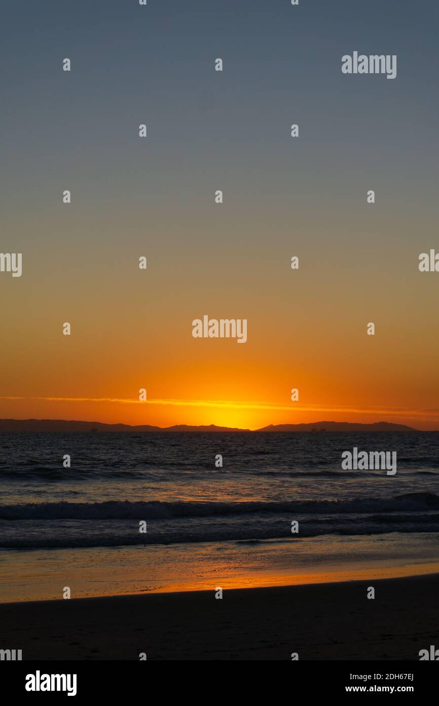 Tramonto sulla spiaggia nella California meridionale con vista sulla silhouette Isola di Catalina in lontananza Foto Stock