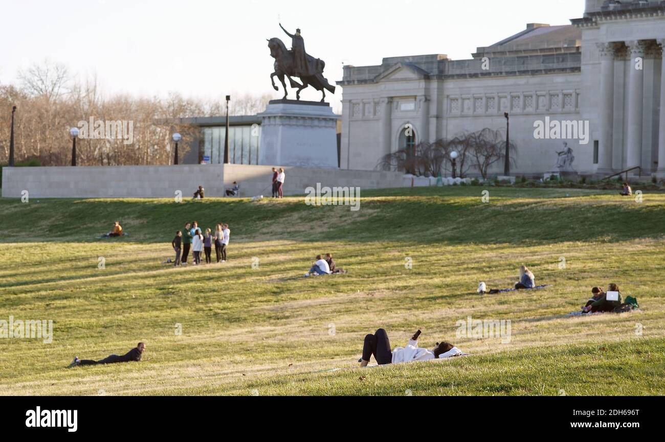 St. Louis, Stati Uniti. 09 dicembre 2020. Art Hill, normalmente piena di slitte in questo periodo dell'anno, serve come un luogo per prendere il sole caldo, a Forest Park come temperature raggiungere 70 gradi a St. Louis Mercoledì, 9 dicembre 2020. Le temperature dovrebbero rimanere 25 gradi più calde del normale prima di tornare a numeri più stagionabili per il fine settimana. Photo by Bill Greenblatt/UPI Credit: UPI/Alamy Live News Foto Stock