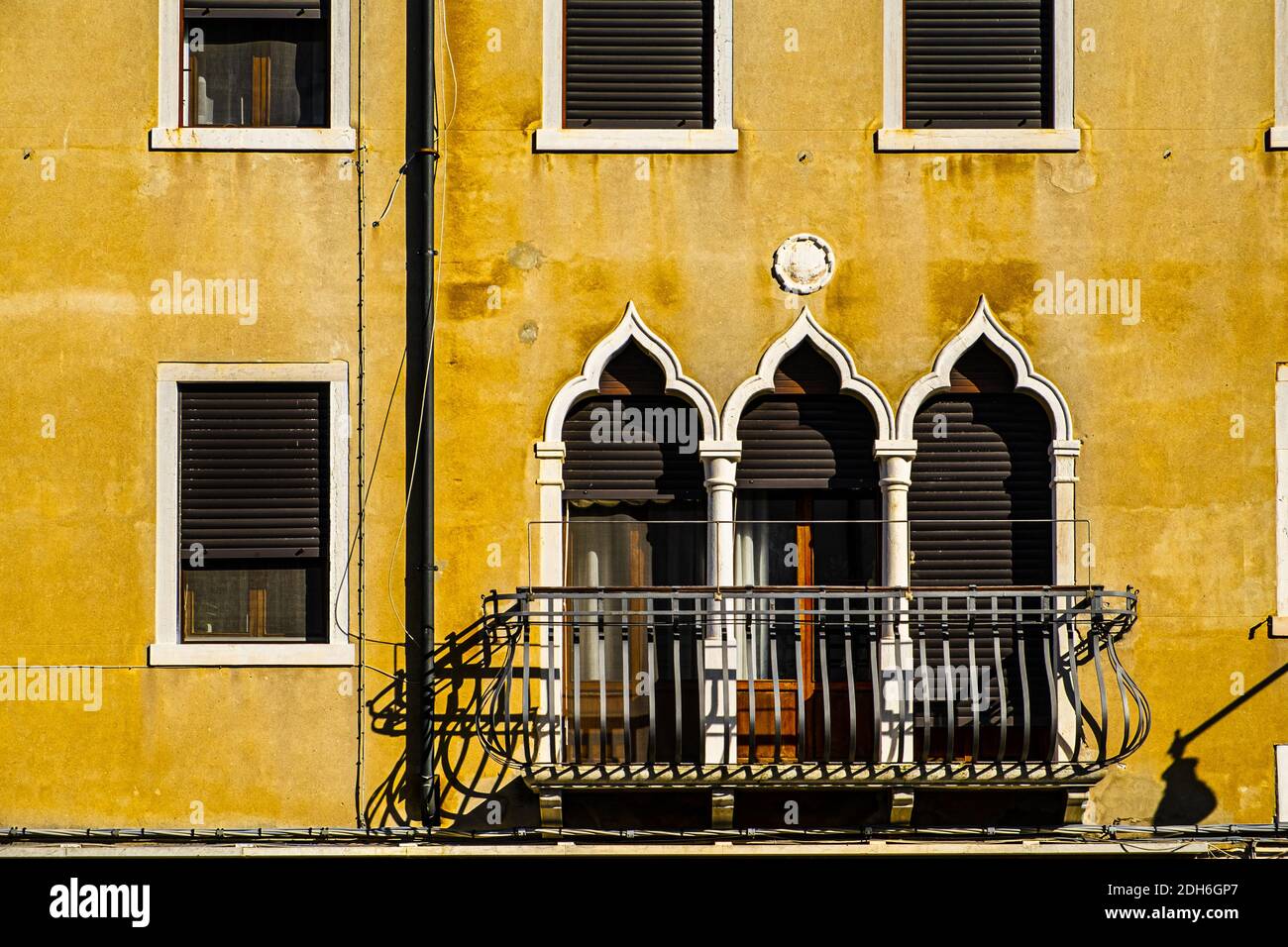 Cultura italiana sulle facciate veneziane. Foto Stock