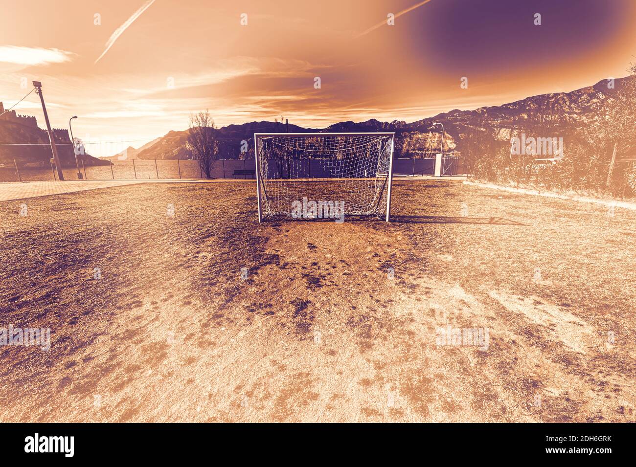 Campo sportivo abbandonato Foto Stock