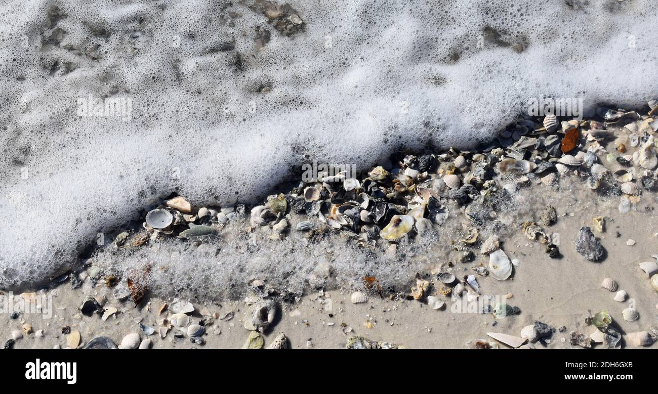 Onde che si infrangono sulla spiaggia di sabbia bianca Foto Stock