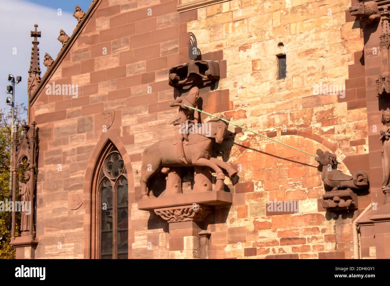 San Giorgio combatte il drago presso la cattedrale di Basilea Foto Stock