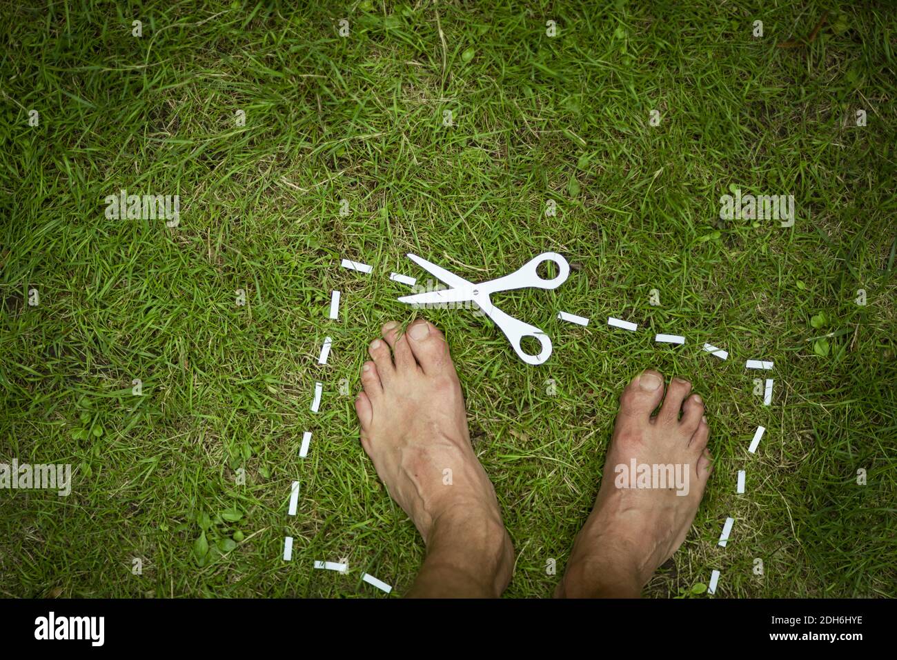 Piedi nudi in piedi in piedi sull'erba Foto Stock
