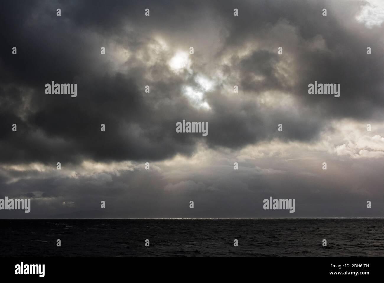 Luce del sole che si infrangono attraverso le nuvole sull'Oceano Atlantico del Sud, Argentina Foto Stock