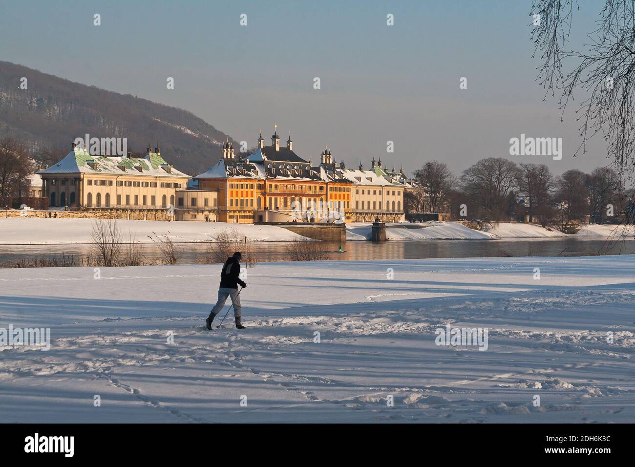 Castello di Pillnitz a Dresda sul fiume Elba in inverno con neve Foto Stock