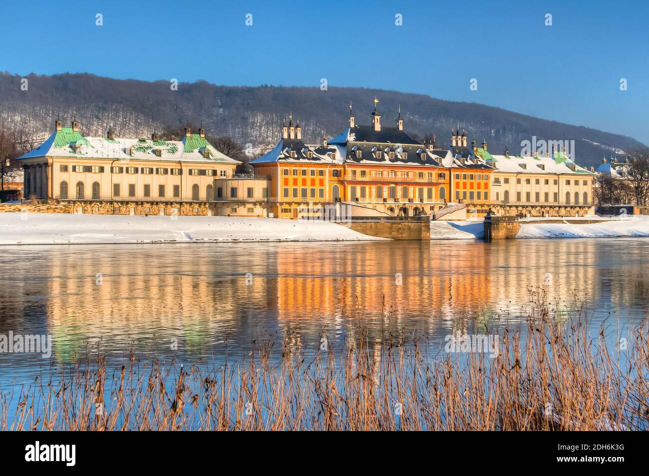 Castello di Pillnitz a Dresda sul fiume Elba in inverno con neve Foto Stock