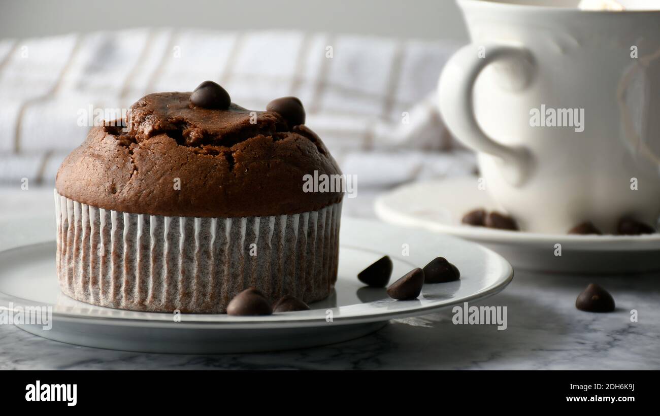 Fotografia di cibo di cioccolato fiche muffin la tazza di tè e. piatto Foto Stock