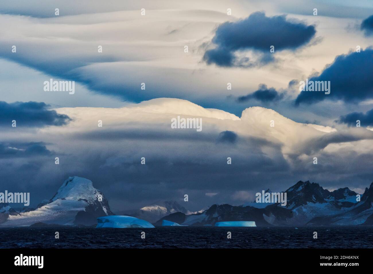 Paesaggio di iceberg e isola nell'Oceano Atlantico del Sud, Antartide Foto Stock