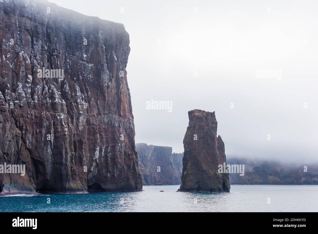 Isola di inganno avvolta in nebbia, Isole Shetland del Sud, Antartide Foto Stock