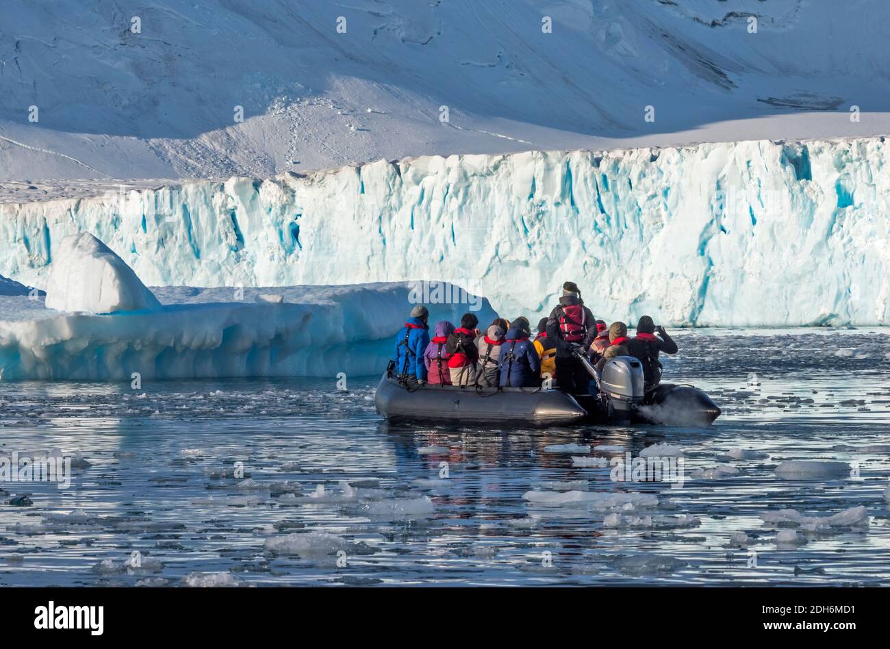 Zodiac si avvicina enorme ghiacciaio nell'Oceano Atlantico del Sud, Paradise Bay, Antartide Foto Stock
