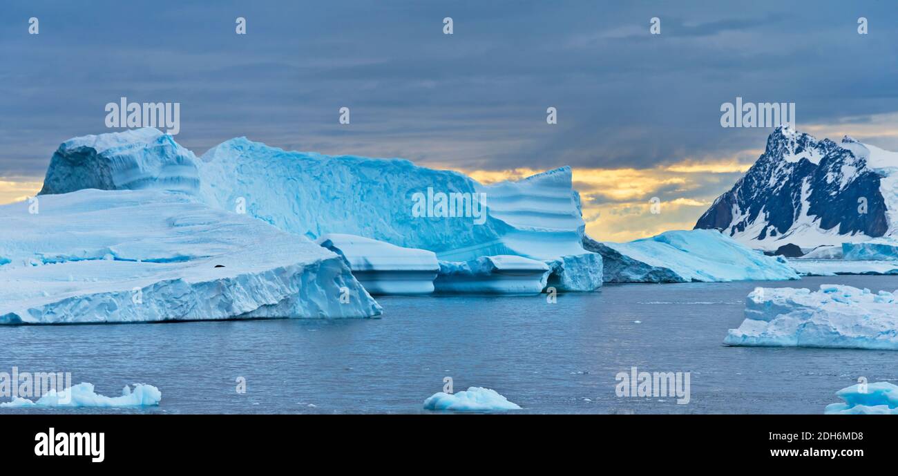 Isola di Stonington e ghiacciaio nord-est, Antartide Foto Stock