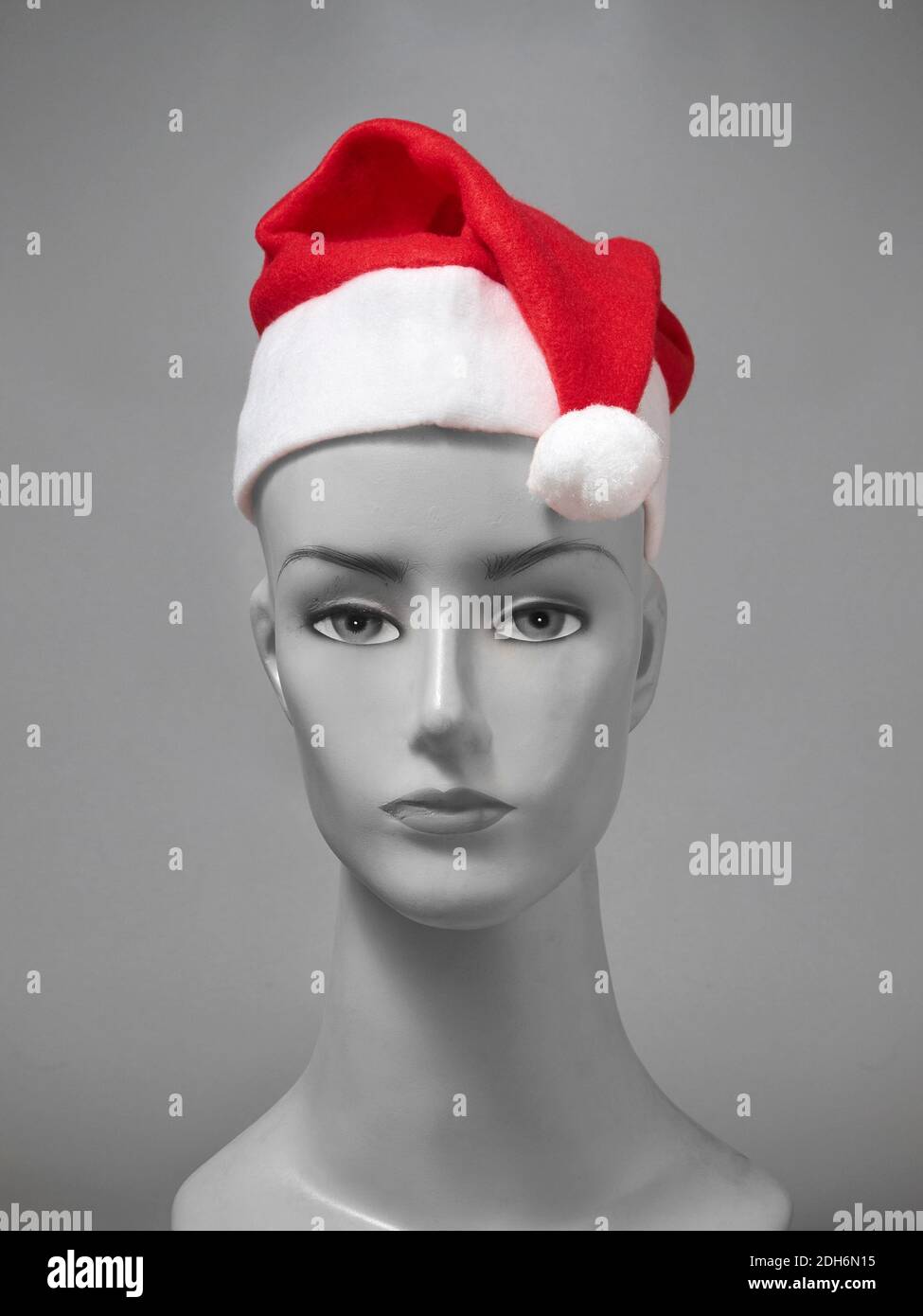 Lato anteriore dell'immagine del cappello di Babbo Natale in grigio Sfondo per l'occasione di Natale Foto Stock