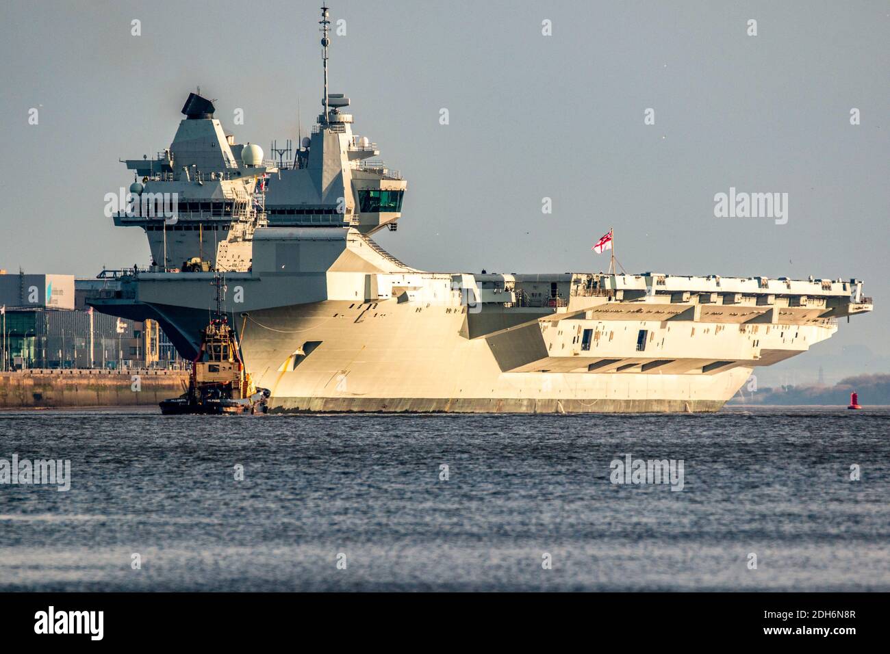 Fiume Mersey, New Brighton, Merseyside, 6 marzo 2020, HMS Prince of Wales parte dal porto di Liverpool dopo un soggiorno di una settimana a Liverpool, quando ritorna in mare per continuare il suo lavoro prima dell'imbarco dell'ala Rotary e di ulteriori prove in mare con il F-35B nel gennaio 2020 prima della sua partenza da oa F-35B da 617 squadroni Il giunto RAF Fleet Air Arm Squadron ha fatto volare il vettore Foto Stock