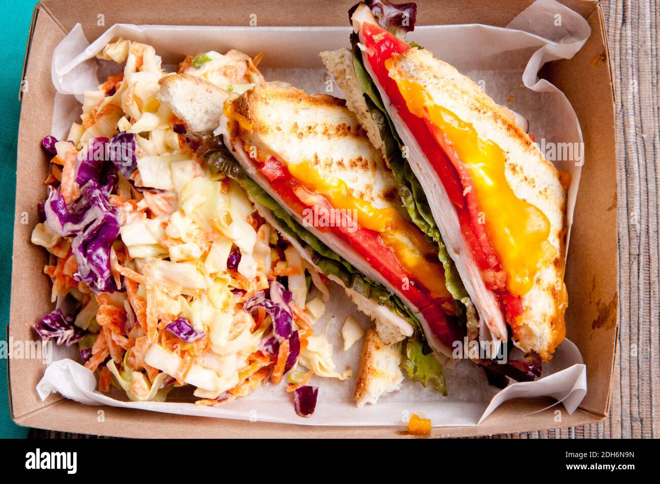 tacchino alla griglia e panini al formaggio con cibo fatto in casa cole slaw truck Foto Stock