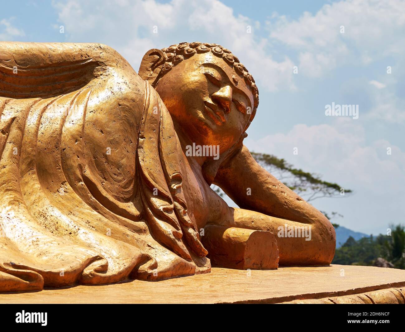 Primo piano di una grande statua del buddha che dormiva nel centro di Giava, Indonesia Foto Stock