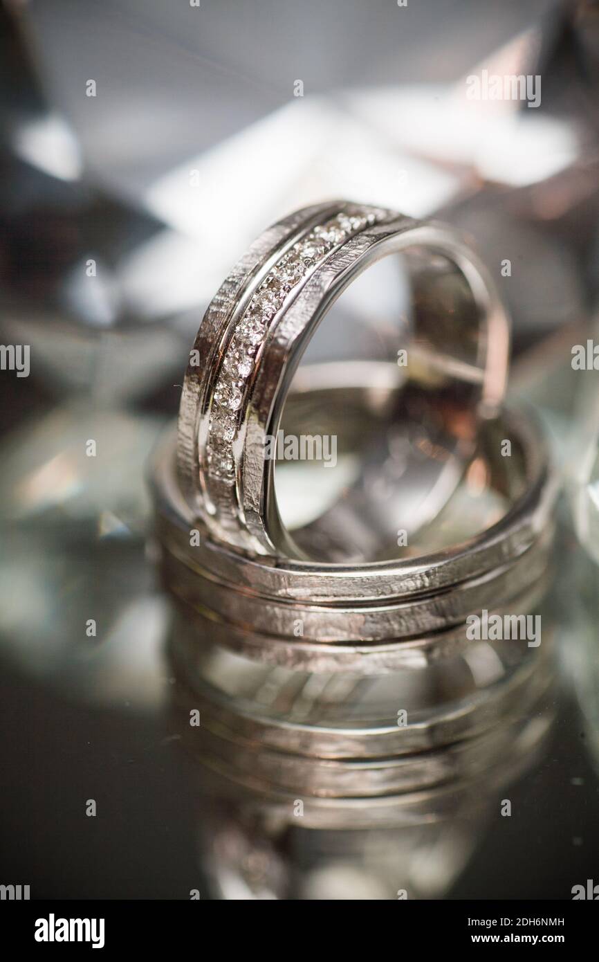Anelli di nozze su un diamante Foto Stock
