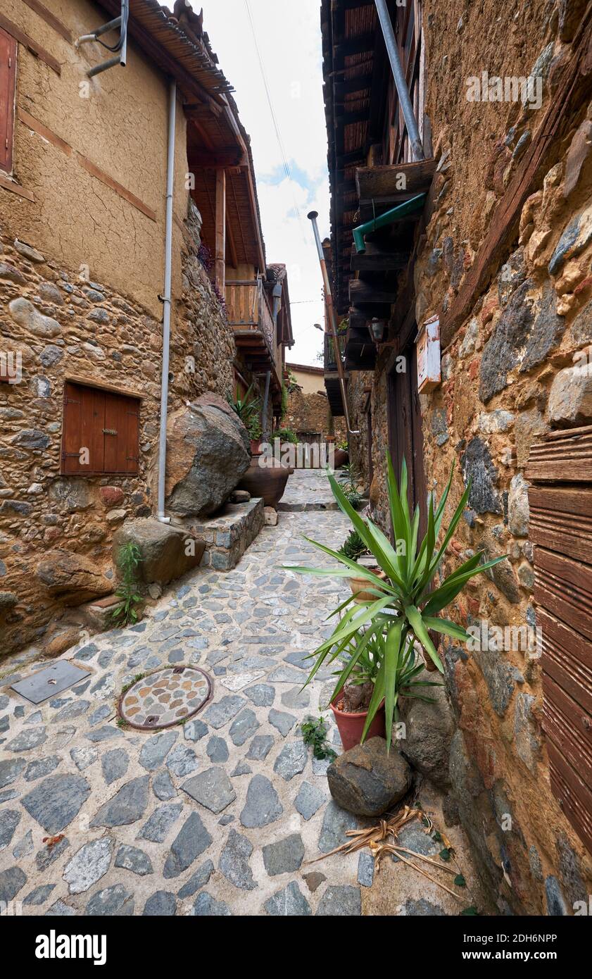 La stretta strada medievale della vecchia Kakopetria. Distretto di Nicosia. Cipro Foto Stock