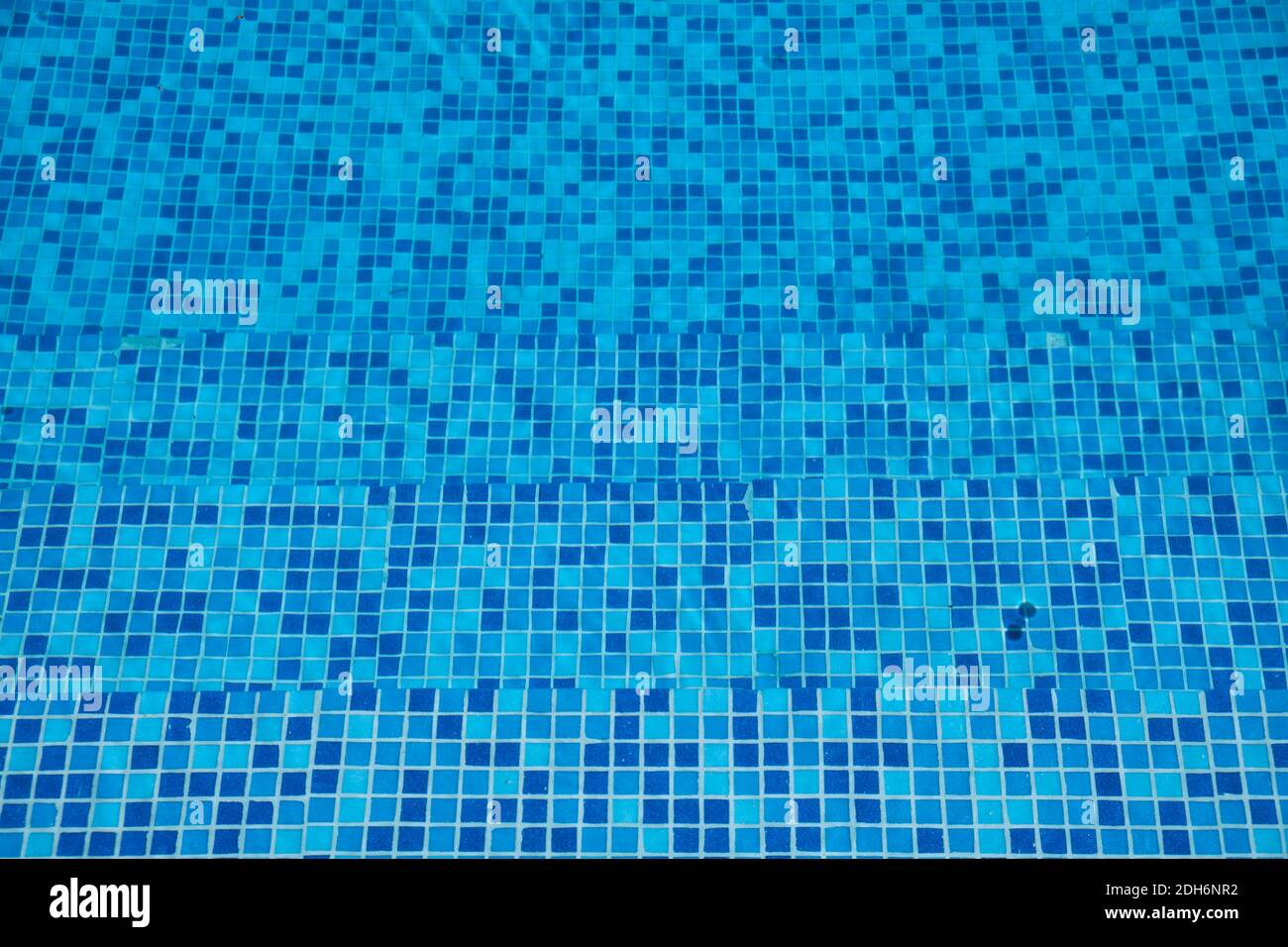 Lo sfondo in fondo piastrellato blu, della piscina. Cipro Foto Stock