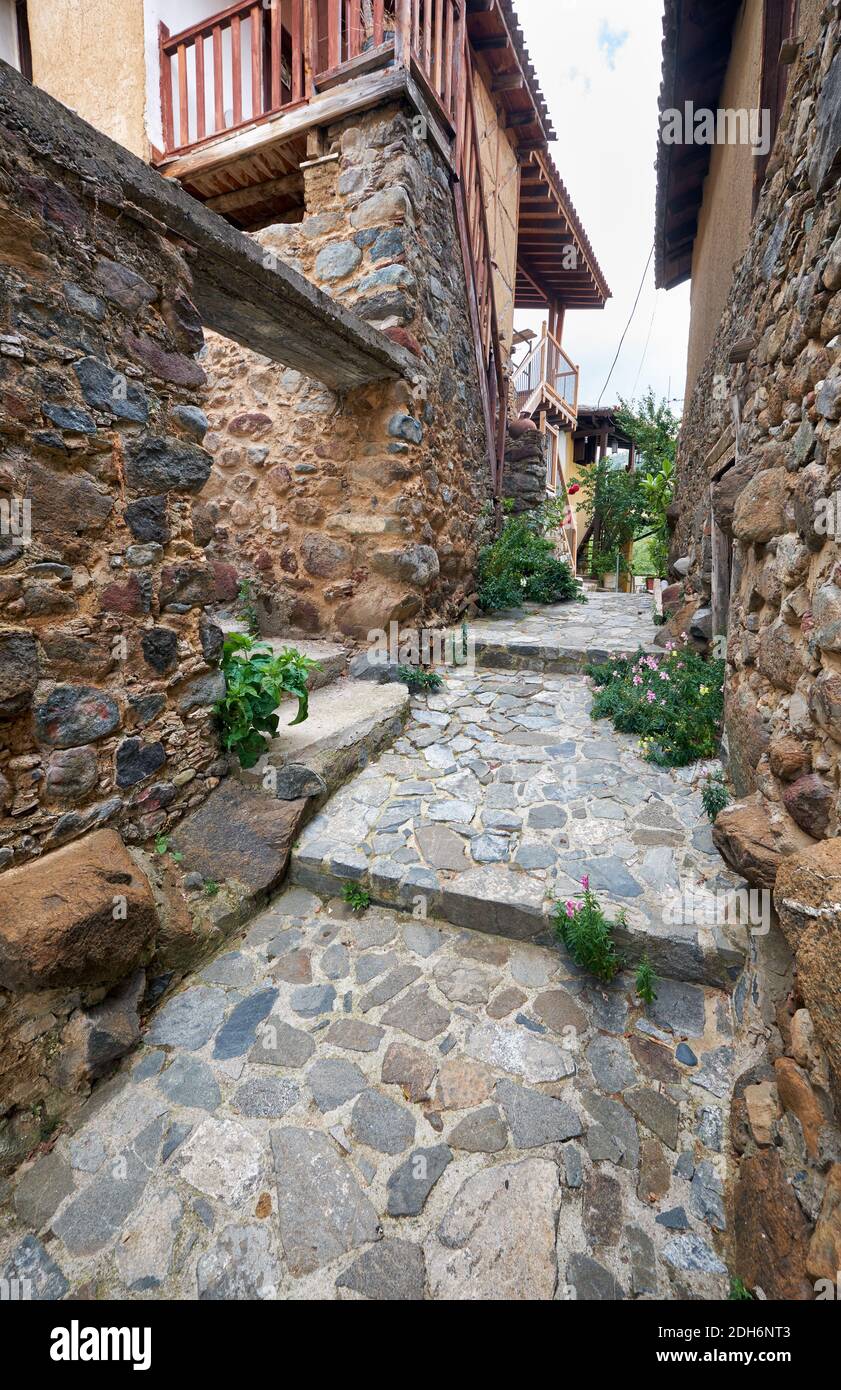 La stretta strada medievale della vecchia Kakopetria. Distretto di Nicosia. Cipro Foto Stock
