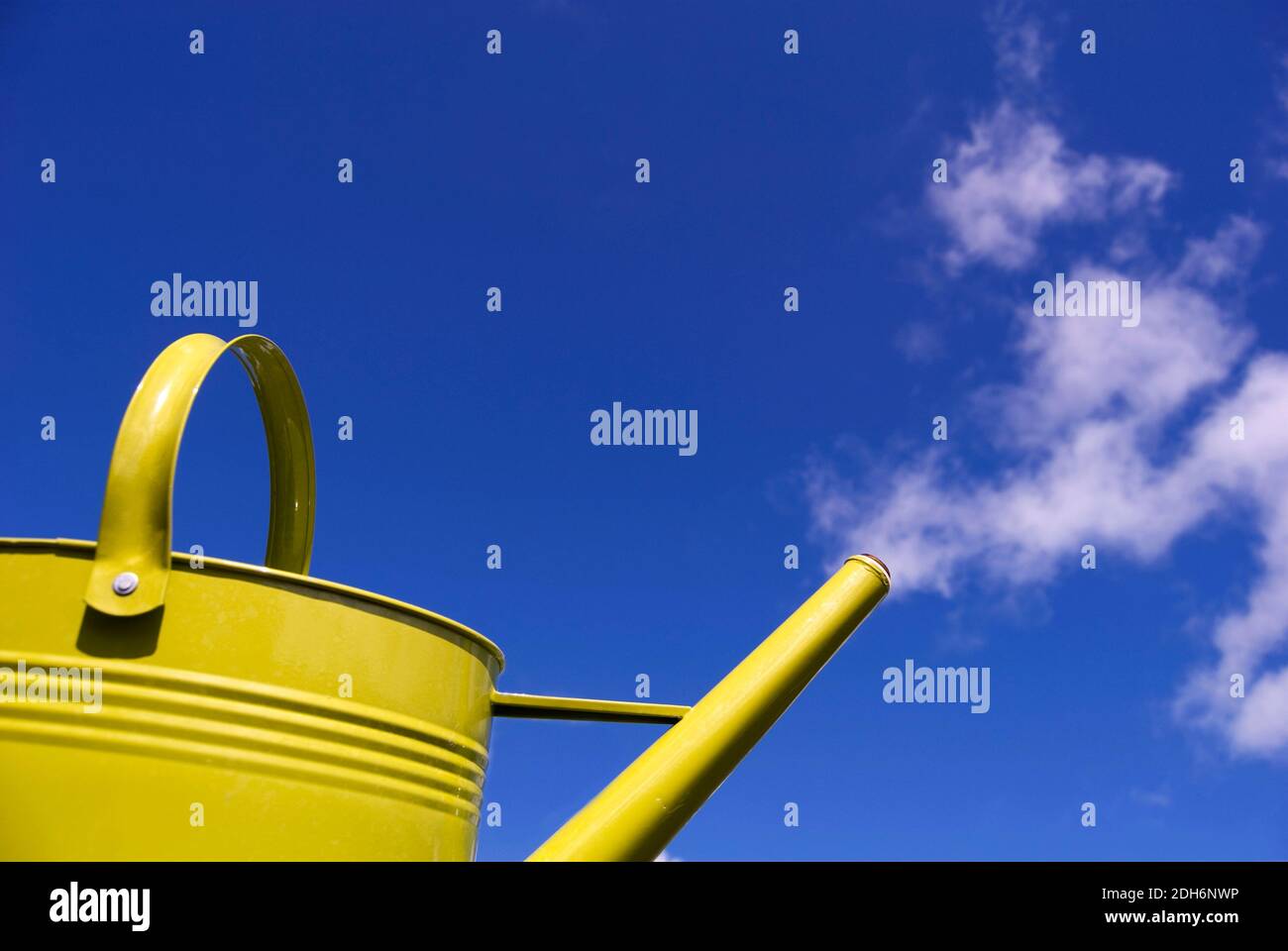 Whimsical annaffiatura può vapore nuvole cielo blu Foto Stock
