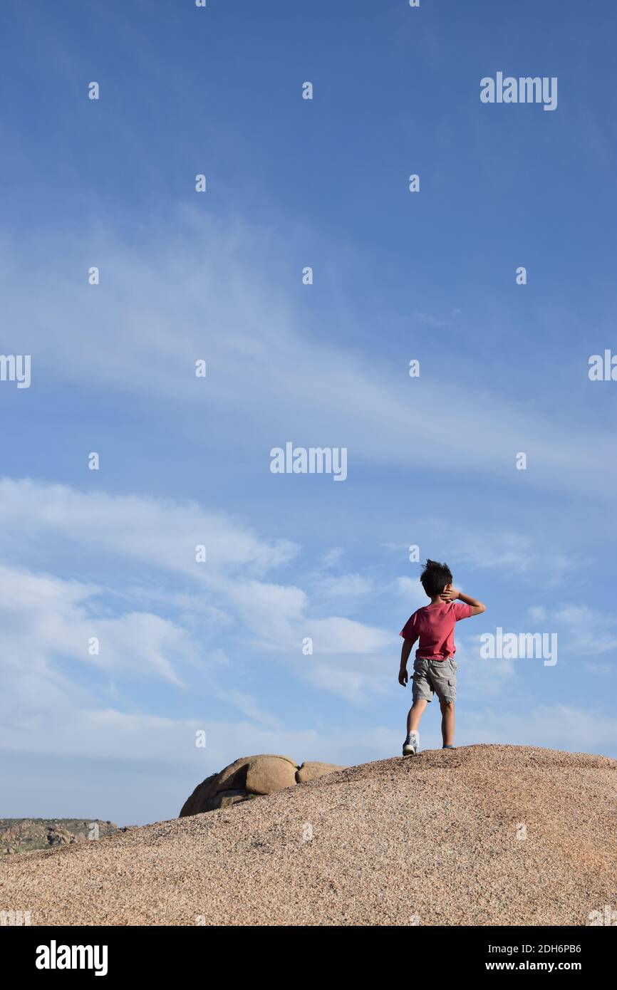 Ragazzo alla scoperta della natura nel Joshua Tree National Park Foto Stock