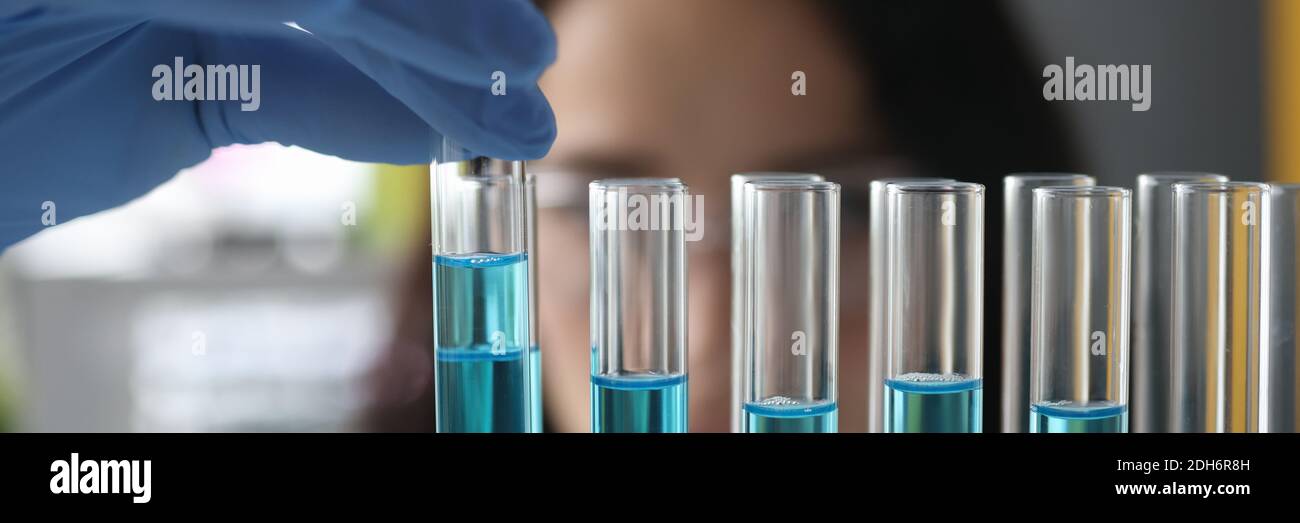 Provette per analisi chimiche con liquido blu in laboratorio Foto Stock