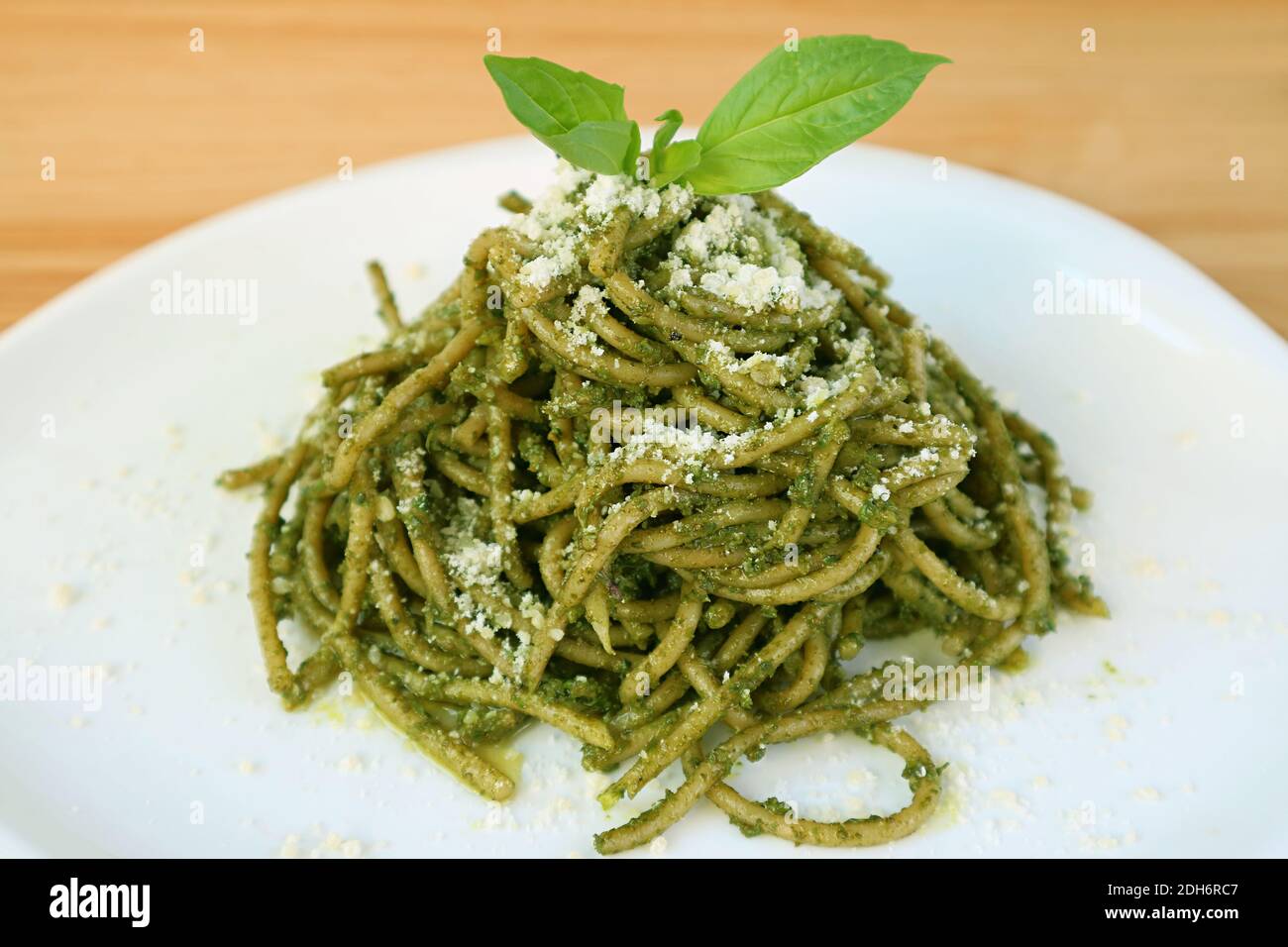 Piatto di gustosi e sani Spaghetti fatti in casa di grano intero con Salsa al pesto Foto Stock