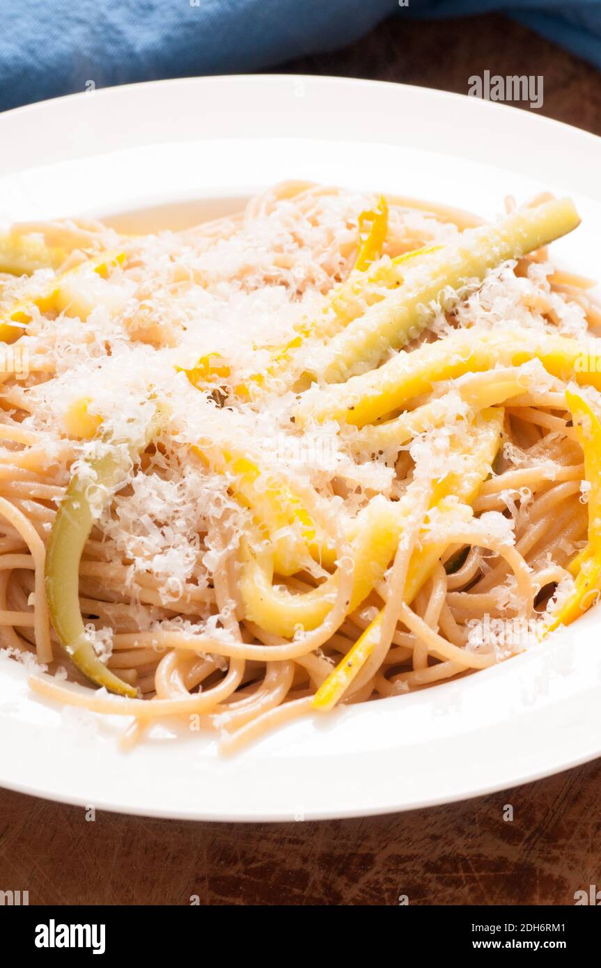 zucchine vegane su tagliatelle senza glutine con pomodoro Foto Stock